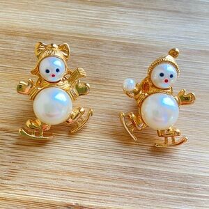 Avon Pearlesque Snowman pins pair boy and girl ice skating goldtone 1998 VINTAGE